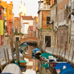 Pesona Venesia dengan Kanal dan Gondola Ikonik