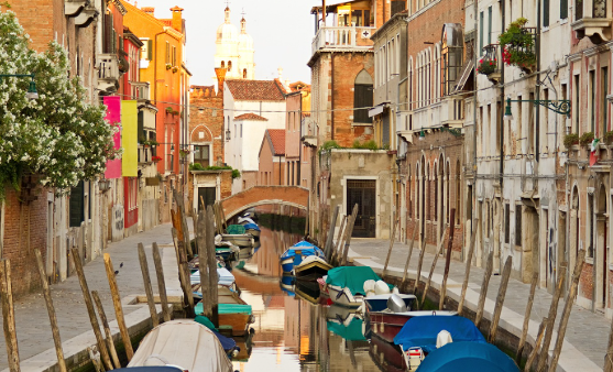 Pesona Venesia dengan Kanal dan Gondola Ikonik