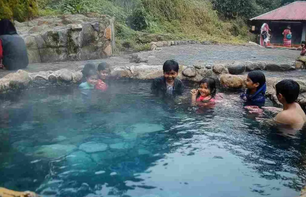 Review Pemandian Air Panas Cangar: Sejuk & Asri