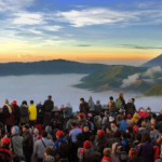 Destinasi Bromo sensasi matahari terbit kawah mas asli