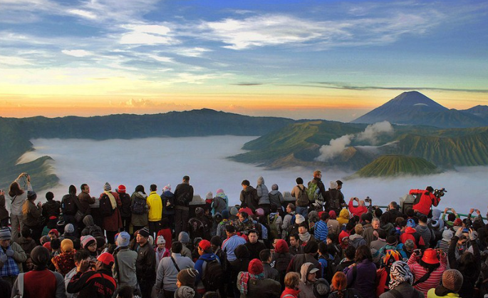Destinasi Bromo sensasi matahari terbit kawah mas asli