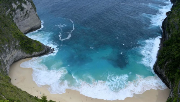 Review Wisata Alam Nusa Penida Keindahan Tebing